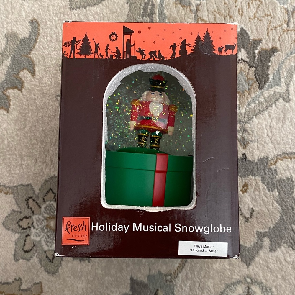 NWB Holiday Musical Snowglobe